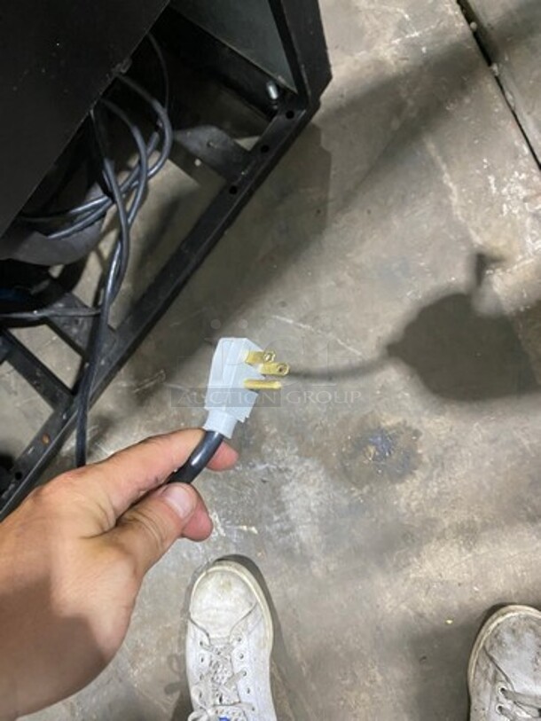 True Commercial Single Door Reach In Cooler Merchandiser! With View Through Door! With Poly Coated Racks! Model: GDM16EM SN: 7276489 115V 60HZ 1 Phase - Image 7 of 8