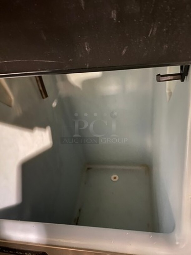 ICE O MATIC Commercial Ice Making Machine! On Commercial Ice Bin! All Stainless Steel! ON Legs! MODEL ICE0320HA4 SERIAL:09051280012070 1PH 115V - Image 5 of 10