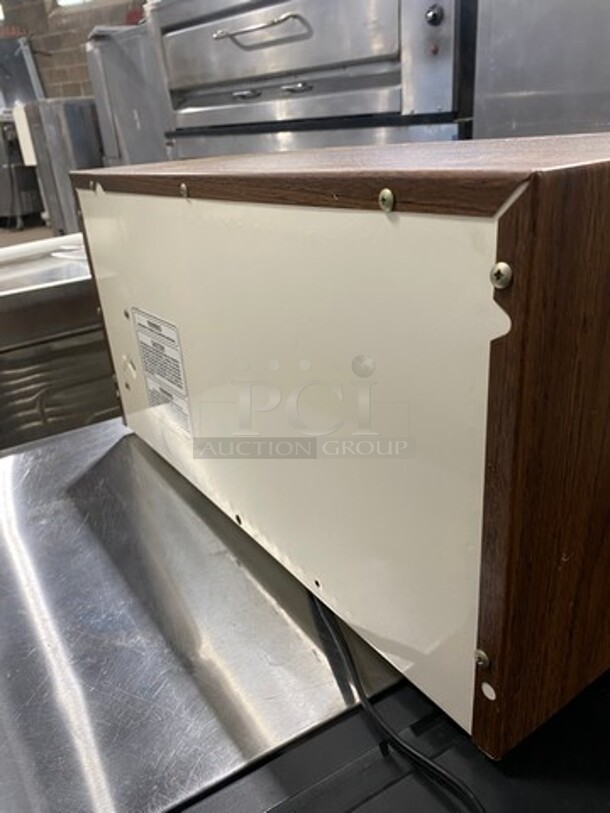 White Westing House Countertop Microwave! Model: KM4B5LXM2KLM28540 SN: 033283 120V - Image 4 of 8