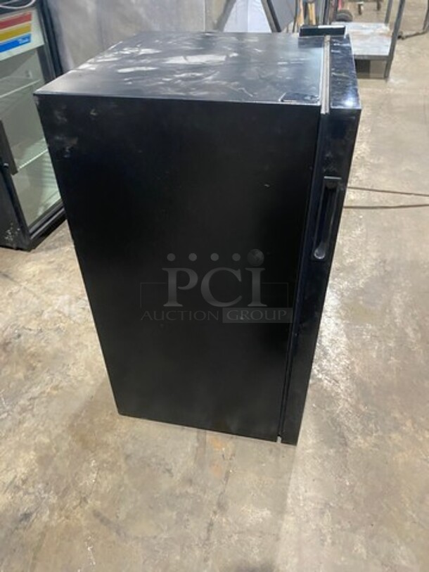New Air Commercial Countertop/ Undercounter Single Door Cooler Merchandiser! With View Through Door! With Racks! Model: Model: AB1200B SN: 1811AF0161 110/120V - Image 3 of 7