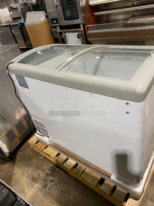 NEW Scratch And Dent Commercial Free Standing Chest Showcase Freezer! Model SD325 SN: SD0011900111904270028 115V 1PH - Image 4 of 9