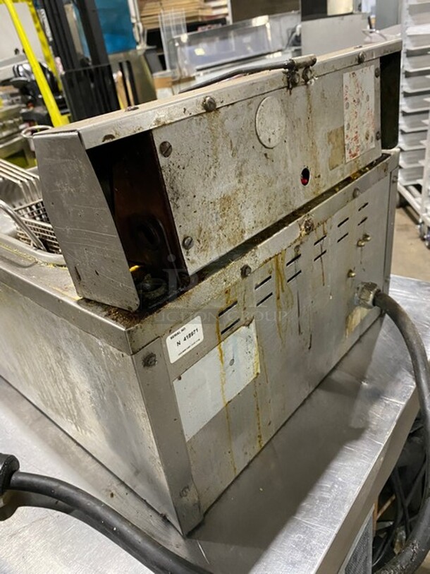 Cecilware Countertop Electric Powered Deep Fat Fryer! With Backsplash! All Stainless Steel! With Frying Baskets! - Image 4 of 7