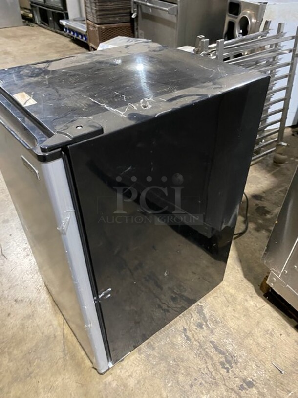 Magic Chef Mini Cooler! MODEL HMR440SE 115V  - Image 3 of 8