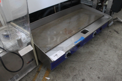 Globe PG36E Stainless Steel Commercial Countertop Electric Powered Flat Top Griddle. 208/240 Volts.