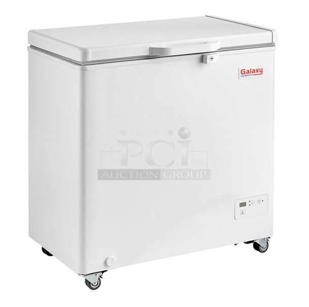BRAND NEW SCRATCH AND DENT! 2024 Galaxy 177UCF5 Metal 5.1 Cu. Ft. White Chest Freezer on Commercial Casters. 115-120 Volts, 1 Phase. Tested and Working! - Image 1 of 9