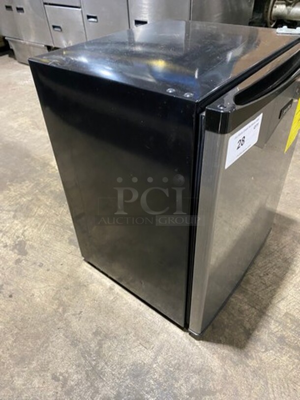 Sanyo Undercounter Single Door Refrigerator! With Poly Racks And Shelves! Model: SRA2480M SN: B032094098920405 115V - Image 2 of 9