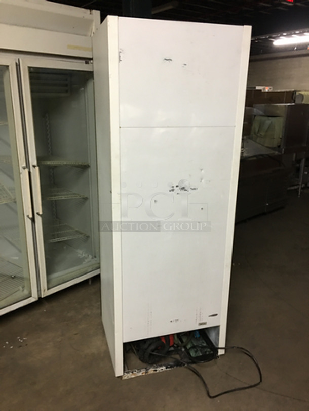 True Commercial Single Door Reach In Cooler Merchandiser! With Poly Coated Racks! With View Through Door! Model: GDM-19 SN: 12873143 115V 60HZ 1 Phase - Image 4 of 8
