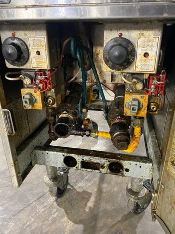 Pitco Commercial Gas Powered Split Bay Deep Fat Fryer! With 2 Small Frying Baskets! All Stainless Steel! On Casters! Model: SG14T SN: G13FC030504 - Image 8 of 10