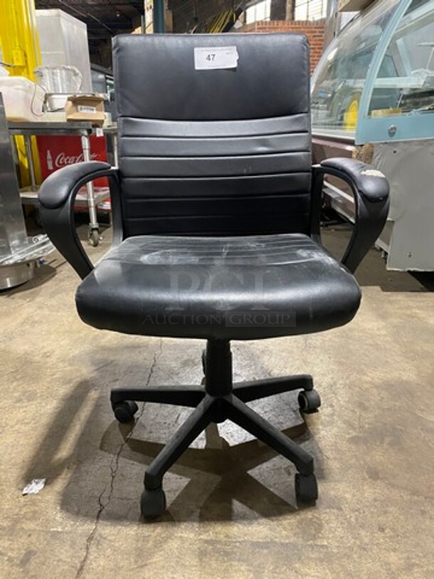 Black Cushioned Swivel Office Chair! With Arm Rests!