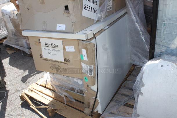 BRAND NEW SCRATCH & DENT! Lavex 257WBT3072L 30" x 72" Replacement Laminate Square Edge Heavy-Duty Workbench Top. Packaging is damaged. Units may be missing parts. 3x Your Bid - Image 3 of 4