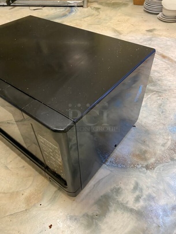 LATE MODEL! 2022 Hamilton Beach Countertop Microwave Oven! WORKING WHEN REMOVED! Model: P100N30APS3B1 120V - Image 3 of 8