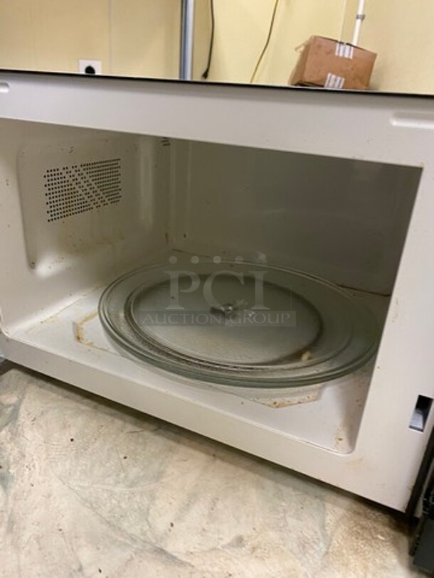 LATE MODEL! 2022 Hamilton Beach Countertop Microwave Oven! WORKING WHEN REMOVED! Model: P100N30APS3B1 120V - Image 5 of 8