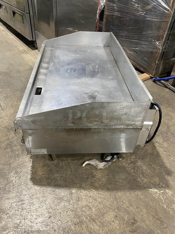 Sweet! Lang Commercial Countertop Natural Gas Powered Mirror Shine/Polished Top Flat Top Griddle! With Thermostatic Controls! With Back & Side Splashes! All Stainless Steel! MODEL 2486CNATSH SN:GT2481218A0011! On Legs! - Image 3 of 9