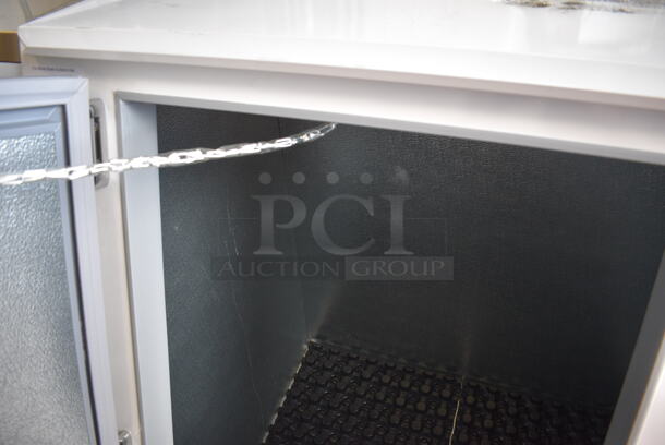 BRAND NEW SCRATCH AND DENT! 2022 Leer L060SCSE Outdoor Slanted Bagged Ice Machine Freezer Merchandiser. Includes Original Manual. 115 Volt 1 Phase. Tested and Working! - Image 5 of 9