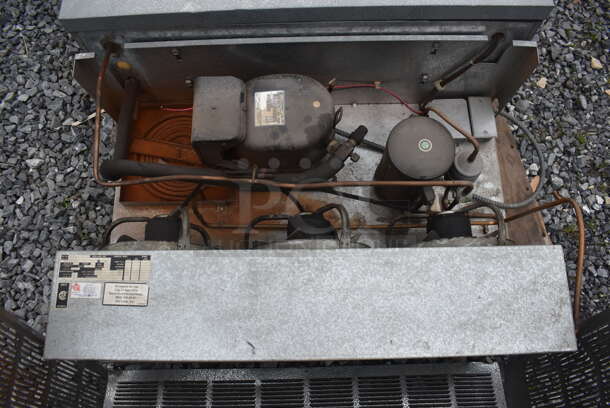 Norlake SELF CONTAINED Walk In Cooler Box w/ Copeland RSE4-0075-IAV-204 208/230 Volt, 1 Phase Compressor and Norlake CPB0751C 208-230 Volt, 1 Phase Condenser. 4'x6' Door, Two 2'x6'x Panels, Two 2.5'x6' Corner Panels, Two 3'x6' Panels, Two 1'x1'x6' Corner Panels, Two 4'x6' Ceiling Panels. Picture of the Unit Before Removal Is Included In the Listing. - Image 9 of 9