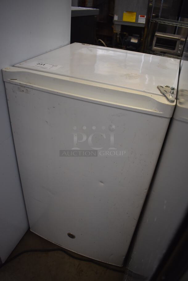 GE GME04GGKBWW Metal Mini Cooler. 115 Volts, 1 Phase. 19.5x21.5x33.5. Tested and Powers On But Does Not Get Cold - Image 3 of 6