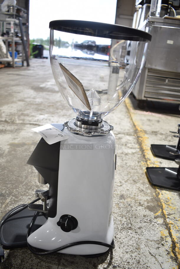 BRAND NEW SCRATCH AND DENT! 2023 Hemro HeyCafe Buddy 2.6 lb. White On-Demand Espresso Grinder. 120 Volts, 1 Phase. Tested and Working! - Image 5 of 9