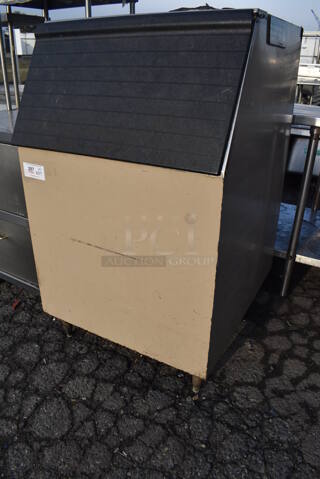 Manitowoc C870 Metal Commercial Ice Bin. 30.5x34x50