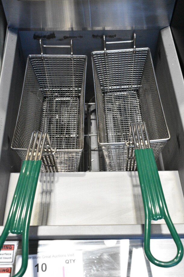 BRAND NEW SCRATCH AND DENT! 2023 Avantco 177EF40D Stainless Steel Commercial 40 lb. Electric Floor Fryer - 240 Volts, 1 Phase.  - Image 6 of 11