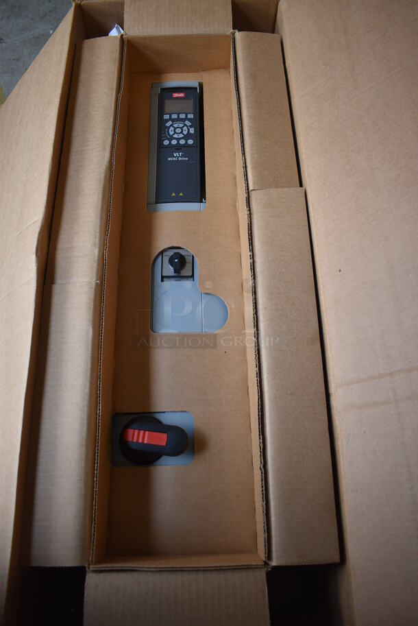 BRAND NEW IN BOX! Danfoss Model 174L1565 Metal Commercial VLT HVAC Drive. 460 Volts, 3 Phase. 8x10x31 - Image 2 of 7