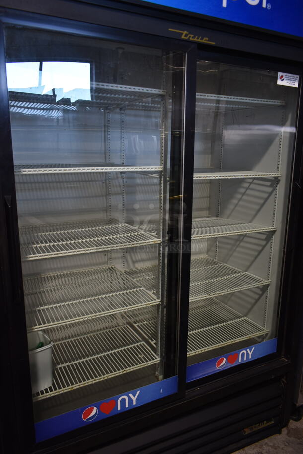 2015 True GDM-45-LD Metal Commercial 2 Door Reach In Cooler Merchandiser w/ Poly Coated Racks. 115 Volts, 1 Phase. Tested and Working! - Image 3 of 7