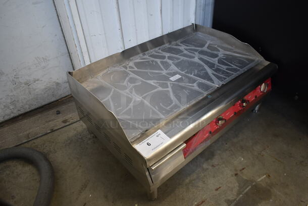 BRAND NEW SCRATCH AND DENT! Avantco 177EG30N Stainless Steel Commercial Countertop Electric Powered Flat Top Griddle w/ Thermostatic Controls. 208/240 Volts, 1 Phase.  - Image 4 of 5