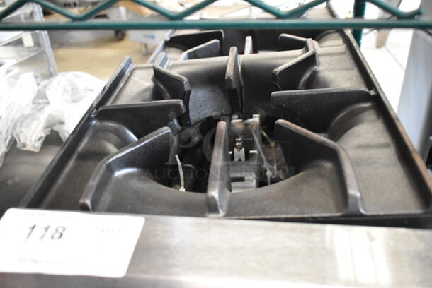 BRAND NEW SCRATCH AND DENT! Avantco 177CAGR212 Stainless Steel Commercial Countertop Natural Gas Powered 2 Burner Range. 50,000 BTU.  - Image 4 of 6