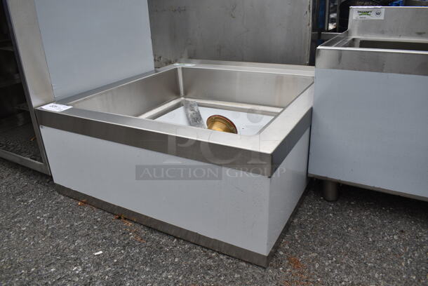 BRAND NEW SCRATCH AND DENT! Regency 600SM24246 29" 16-Gauge Stainless Steel One Compartment Floor Mop Sink - 24" x 24" x 6" Bowl - Image 3 of 5