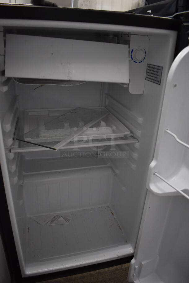 Haier HC32SF10SV Metal Mini Cooler. 115 Volts, 1 Phase. 18x19x32. Tested and Powers On But Does Not Get Cold - Image 4 of 6