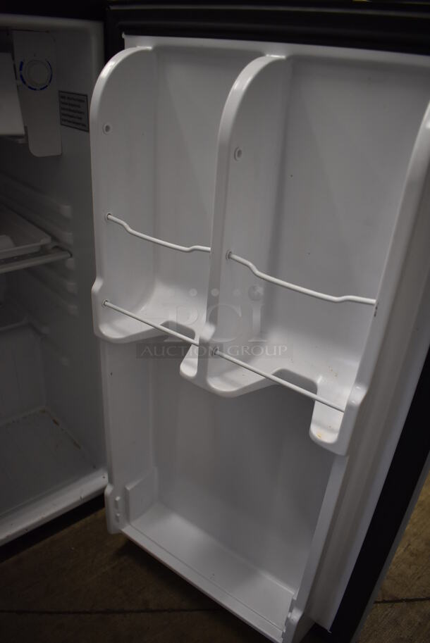 Haier HC32SF10SV Metal Mini Cooler. 115 Volts, 1 Phase. 18x19x32. Tested and Powers On But Does Not Get Cold - Image 5 of 6