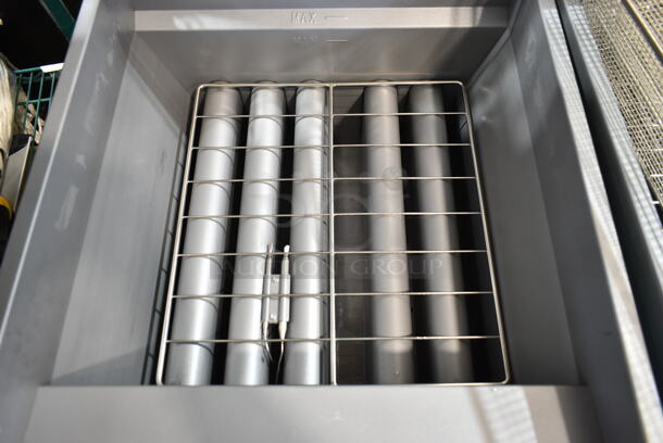 BRAND NEW SCRATCH AND DENT! 2024 Avantco 177FFES70N Stainless Stee Commercial 65-70 lb. Natural Gas Floor Fryer w/ 2 Metal Fry Baskets. 100,000 BTU - Image 5 of 7