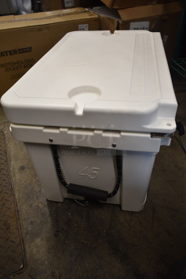 LIKE NEW! CaterGator JB45WH White 1 Faucet 47 Qt. Insulated Jockey Box with 69 ft. Coil - Image 10 of 12