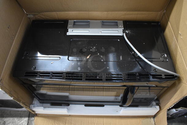 BRAND NEW IN BOX! Criterion CMH16M1B Metal Microwave Oven w/ Plate. 120 Volts, 1 Phase. 31x19x19 - Image 4 of 8