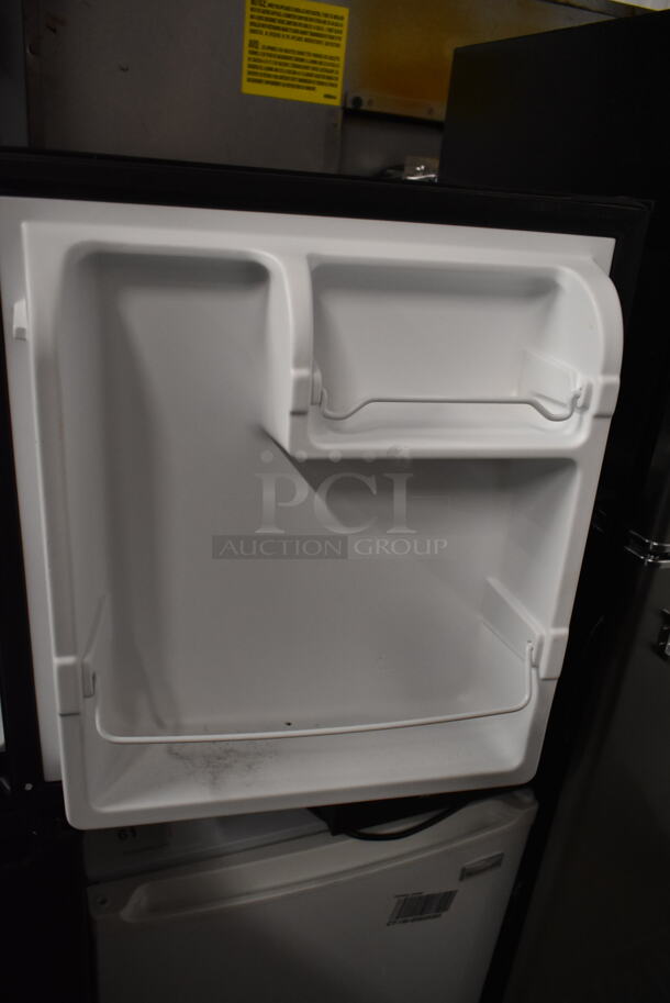 Galanz GL17BK Metal Mini Cooler. 115 Volts, 1 Phase. Tested and Powers On But Does Not Get Cold
 - Image 3 of 5