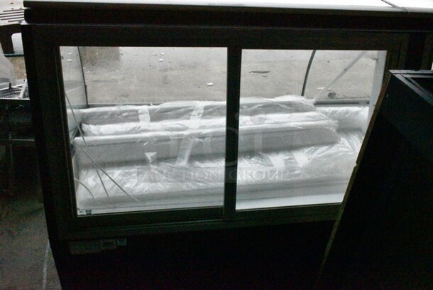 BRAND NEW SCRATCH AND DENT! Federal SN96 Countertop Dry Display Case Merchandiser. 120 Volts, 1 Phase.  - Image 4 of 12