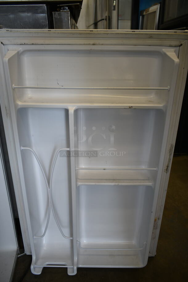 General Electric GE GMR04BANAWW Mini Cooler. 115 Volts, 1 Phase. Tested and Powers On But Does Not Get Cold - Image 3 of 4