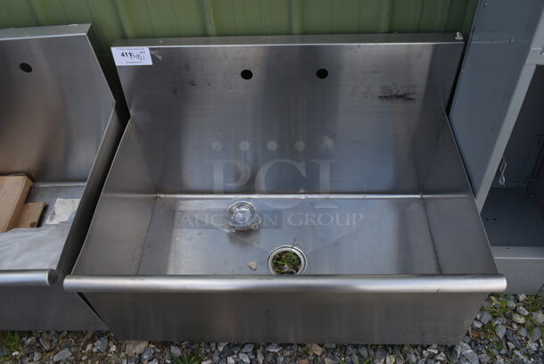 BRAND NEW SCRATCH AND DENT! Stainless Steel Single Bay Sink. No Legs. 