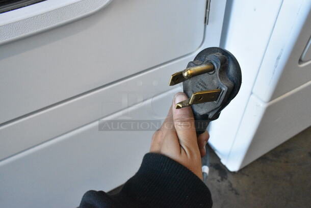 BRAND NEW SCRATCH AND DENT! Alliance LTEE5ASP155TW01 Metal Commercial Front Load Dryer. 120-208/240 Volts, 1 Phase.  - Image 4 of 4