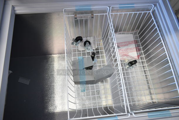 BRAND NEW SCRATCH AND DENT! KoolMore SCF-24C Metal Commercial Chest Freezer w/ 2 Hinge Lids and Commercial Casters. 115 Volts, 1 Phase. Tested and Working! - Image 5 of 7