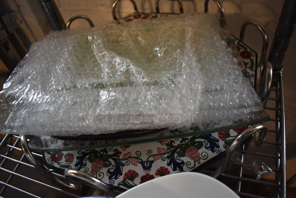 ALL ONE MONEY! Tier Lot of Various Items Including Glass Bakeware and Ceramic Plates - Image 4 of 7