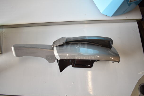 BRAND NEW SCRATCH AND DENT! Poly Condiment Dispenser.  - Image 5 of 7