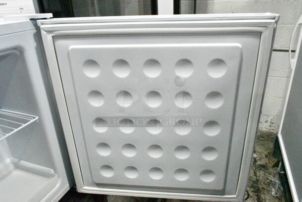 Accucold FS24L Mini Freezer. 115 Volts, 1 Phase. Tested and Does Not Power On - Image 3 of 4