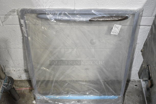 BRAND NEW SCRATCH AND DENT! Avantco 360LIDDFF16 Top and Bottom Glass Lids for DFF16-HC Freezers - 2/Set - Image 4 of 4