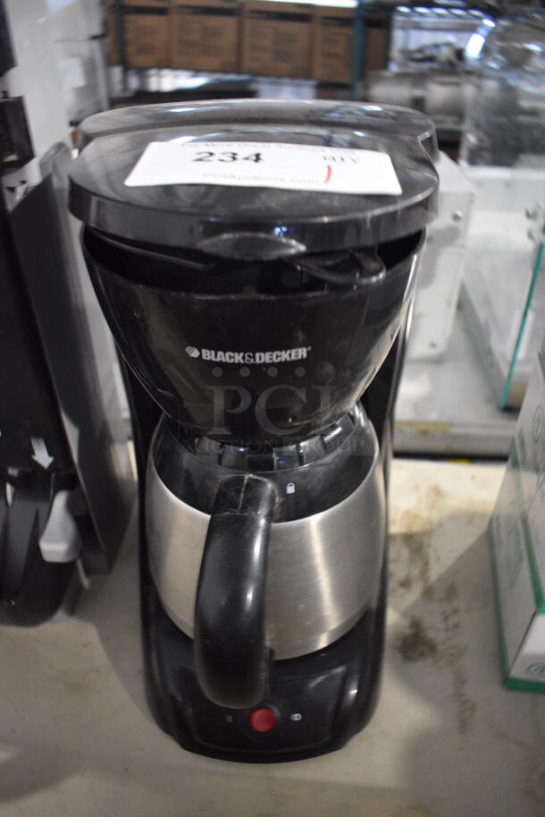 Black & Decker Poly Countertop Coffee Machine w/ Pot. 8.5x9x14
