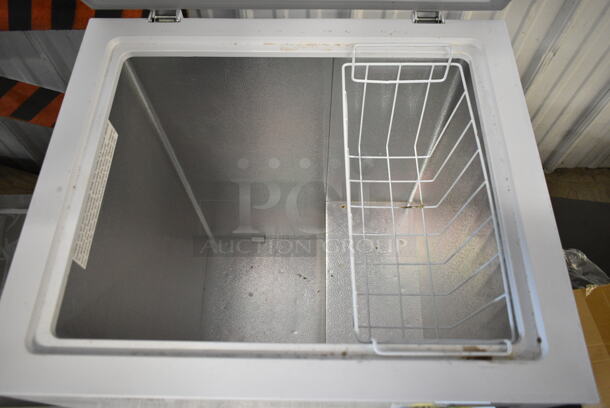 2022 Thomson TFRF520-F-SM Metal Chest Freezer w/ Hinge Lid. 115 Volt, 1 Phase. Tested and Working! - Image 3 of 4