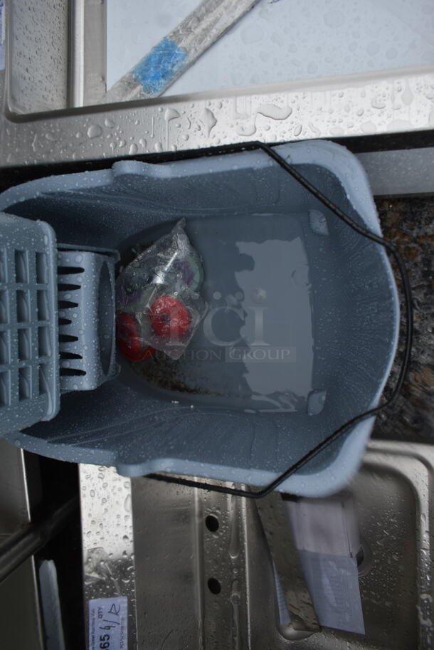 BRAND NEW SCRATCH AND DENT! Lavex 274MOPBCKTGY 35 Qt. Gray Mop Bucket & Side Press Wringer Combo - Image 4 of 5