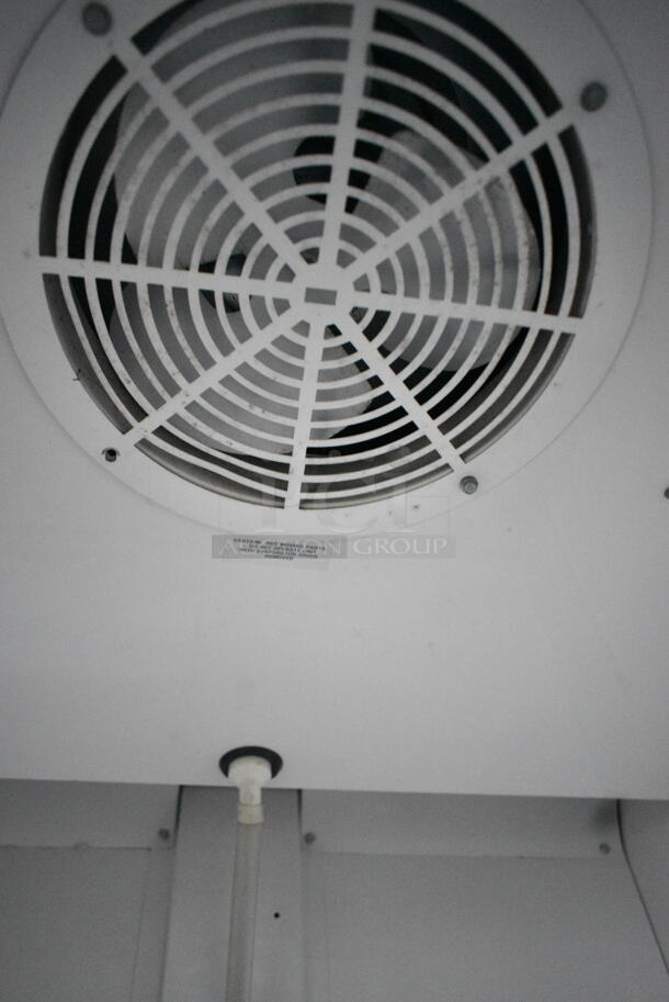 True GDM-26EM Metal Commercial Single Door Reach In Cooler Merchandiser w/ Poly Coated Racks. 115 Volts, 1 Phase. Tested and Powers On But Does Not Get Cold - Image 4 of 5