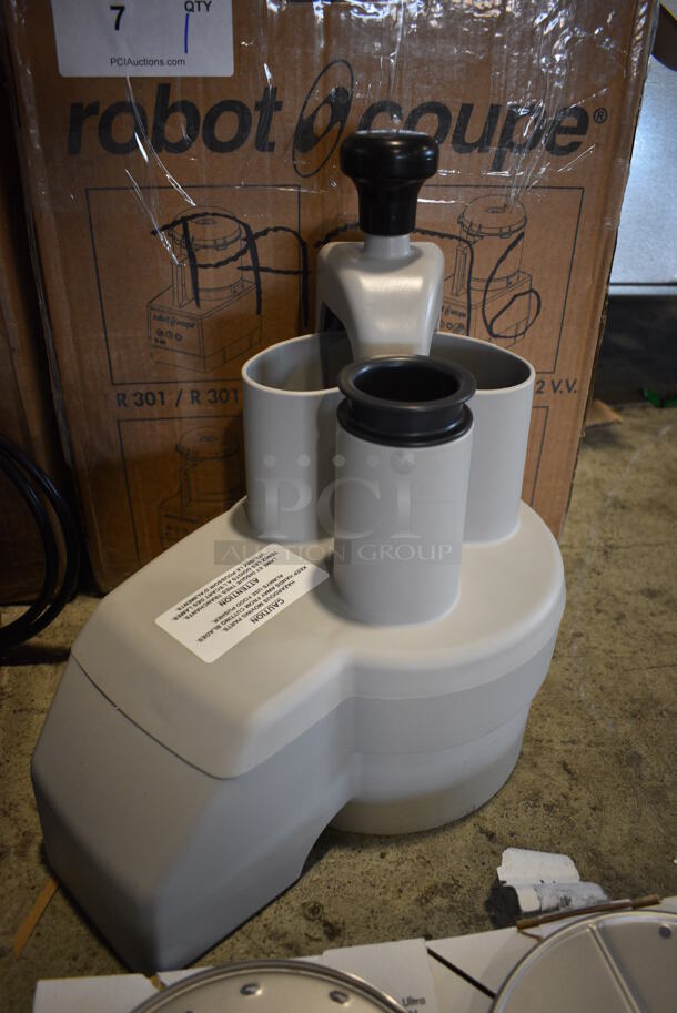 BRAND NEW SCRATCH AND DENT! Robot Coupe Model R 301 U Series D Metal Commercial Countertop Food Processor w/ Bowl, Lid, S Blade, Slicing Blade, Grating Blades and Continuous Feed Head Attachment. 120 Volts, 1 Phase. 8x12x17. 8.5x13x14. Tested and Working! - Image 7 of 9