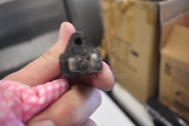 GE FCM5SUCWW White Chest Freezer. 115 Volt 1 Phase. Tested and Powers On But Does Not Get Cold - Image 6 of 6