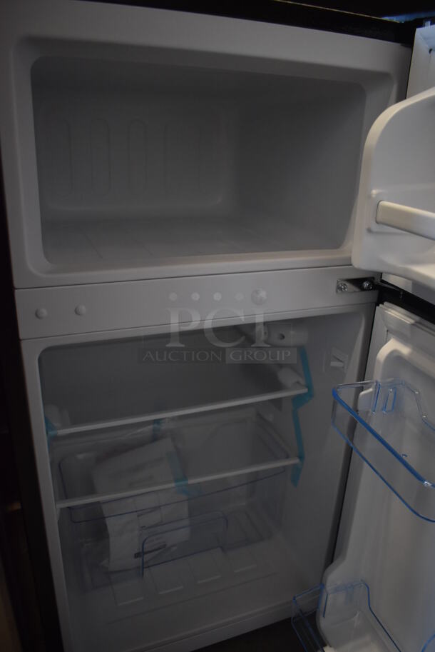 BRAND NEW SCRATCH AND DENT! 2021 Thomson Metal Mini Cooler Freezer Combo Unit. 115 Volts, 1 Phase. 18x19.5x33.5. Tested and Working! - Image 5 of 8